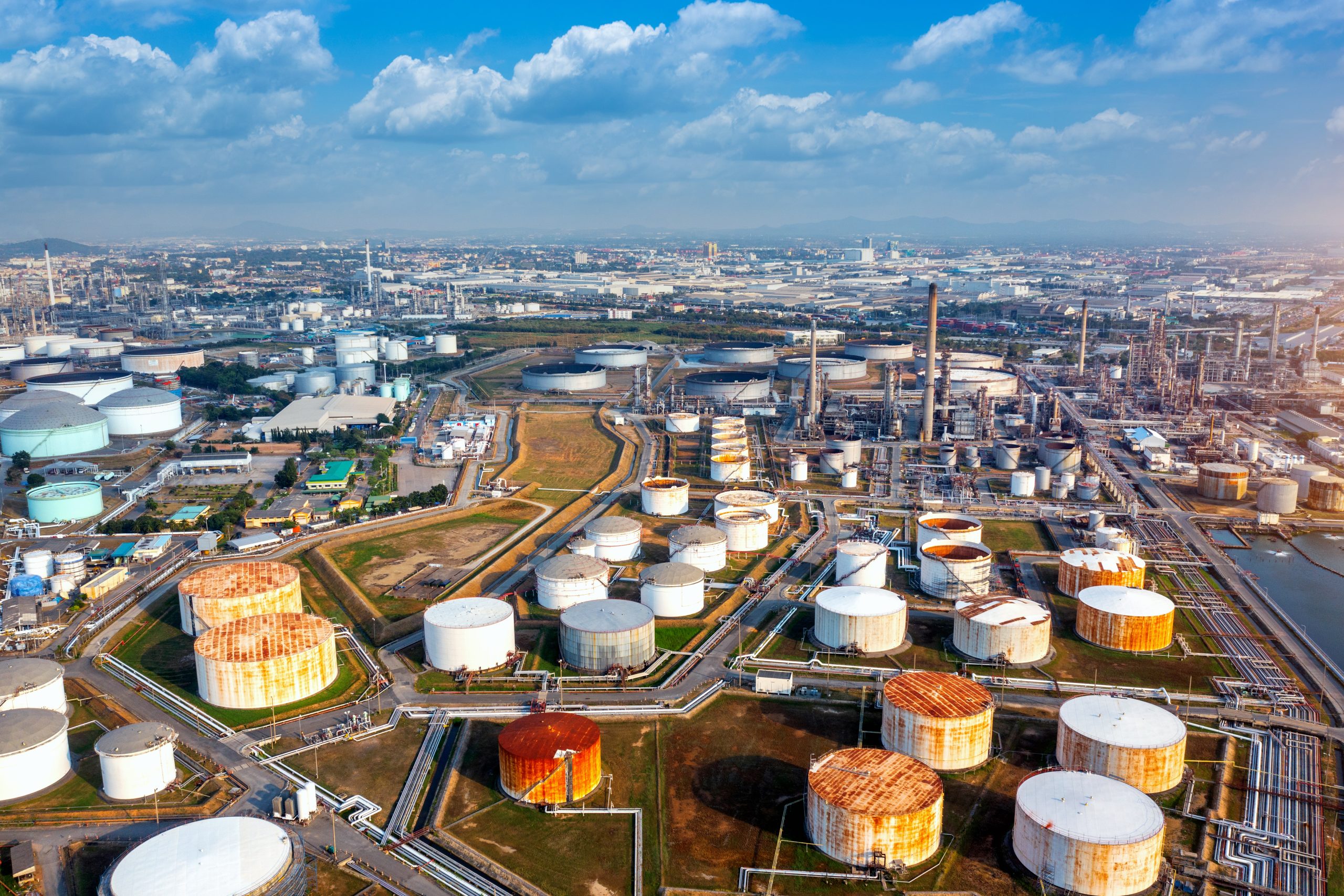 Read more about the article Mengapa Minyak dan Gas Bumi Tetap Menjadi Tulang Punggung di Era Transisi Energi