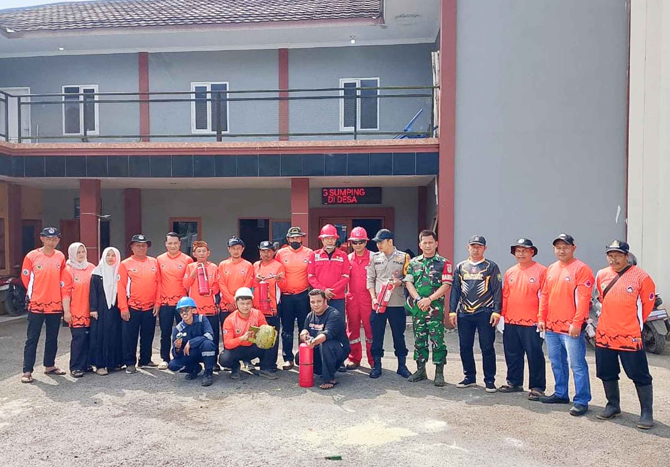 Read more about the article PT Tracon Industri Edukasi Masyarakat Desa Cupunagara tentang Pencegahan Kebakaran dan Penggunaan APAR