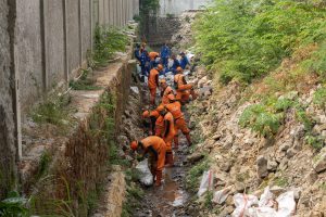 Read more about the article Tracon Dukung Lingkungan Lebih Bersih melalui Program TJSL Pengerukan Kali RW 08 Kalibata