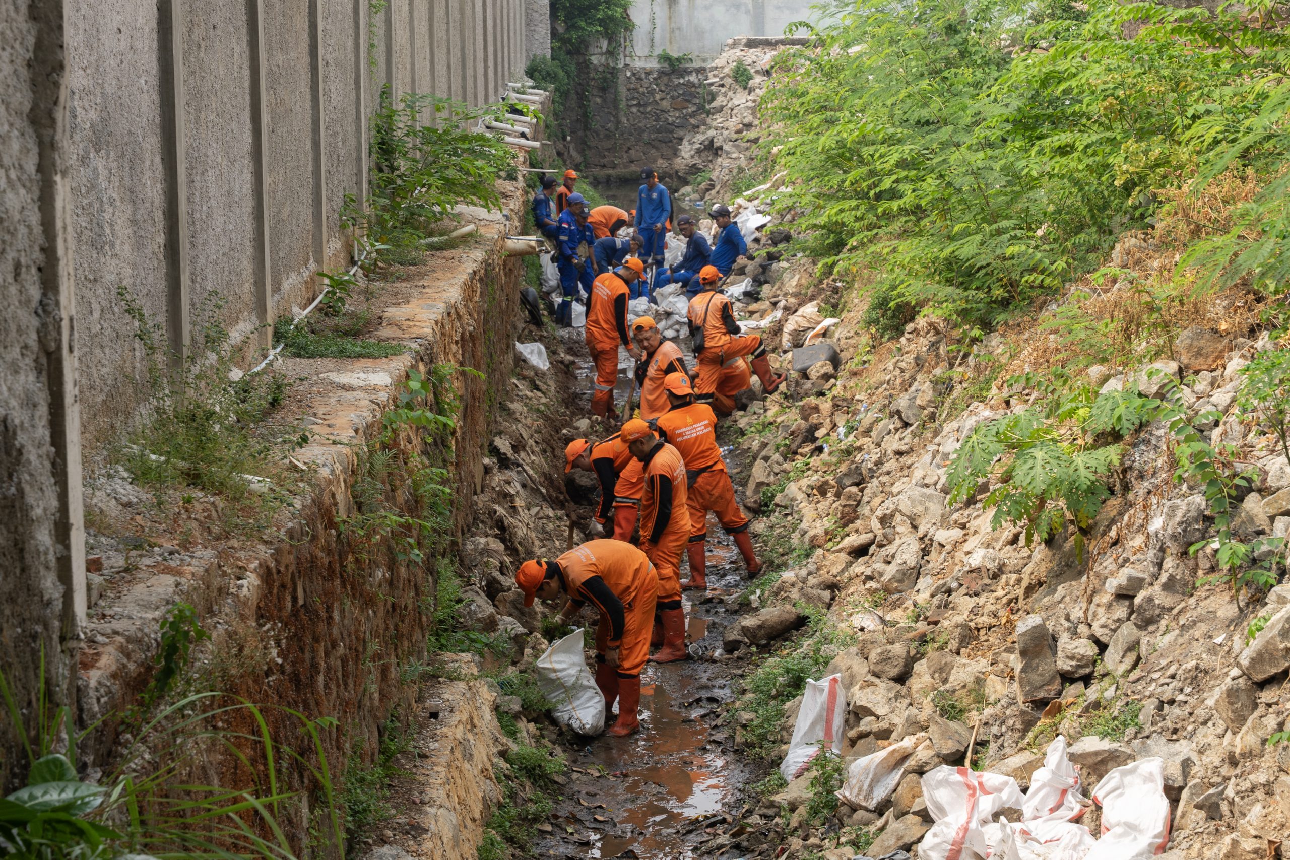 You are currently viewing Tracon Dukung Lingkungan Lebih Bersih melalui Program TJSL Pengerukan Kali RW 08 Kalibata